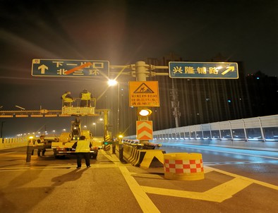 乌海郑州市北三环彩虹桥交通标志牌安装现场
